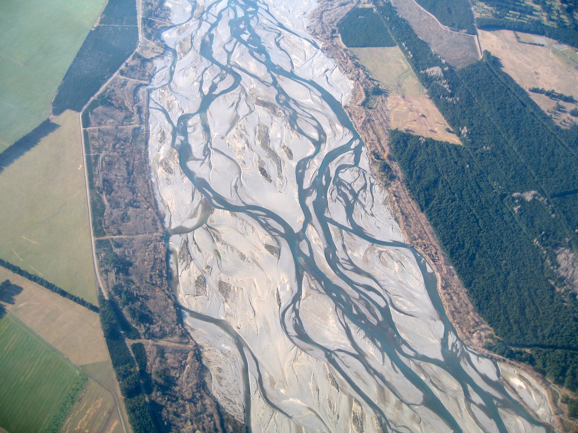 Divočící řeka Waimakariri, Nový Zéland (Autor: Greg O'Beirne CC BY-SA 3.0)