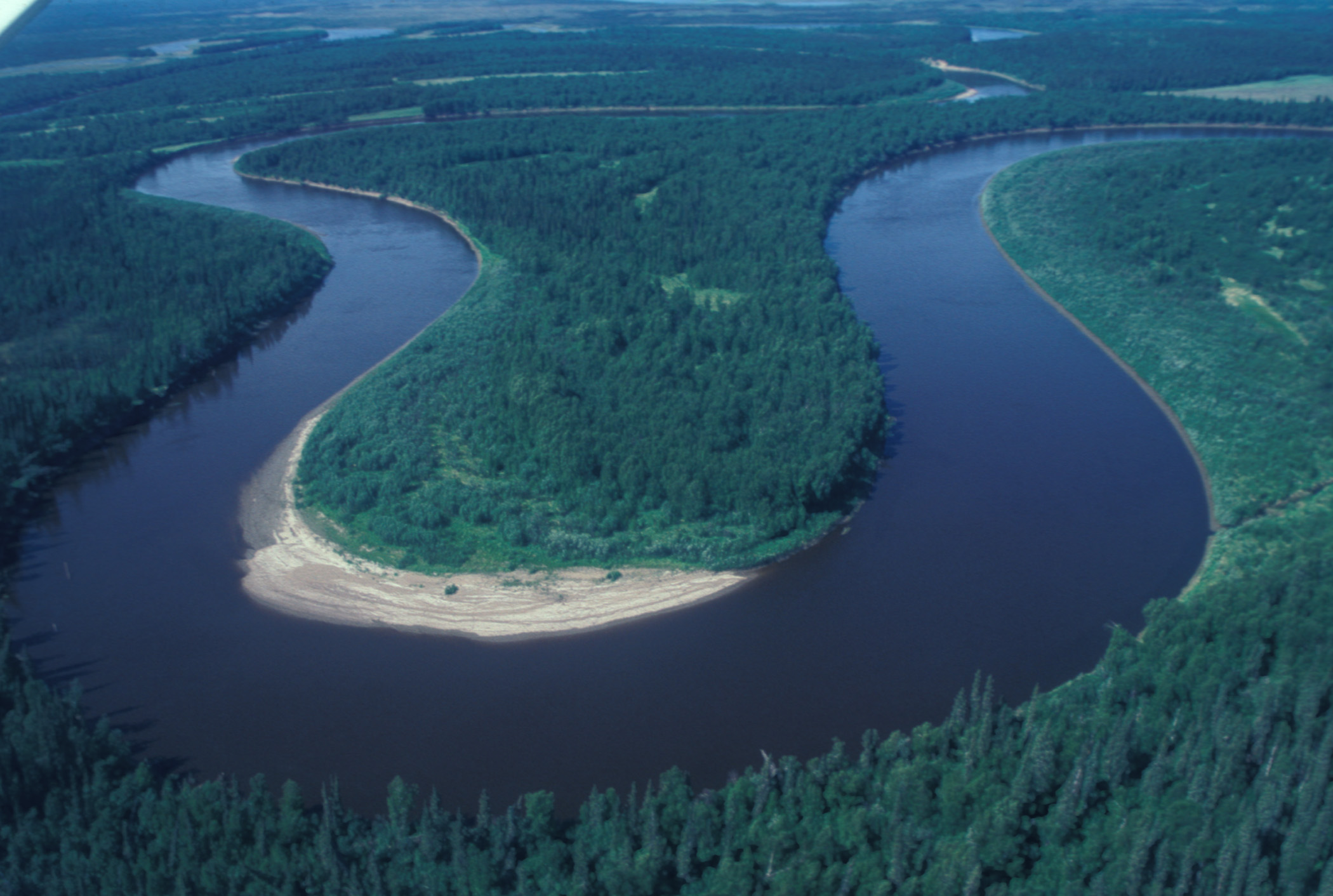 Meandrující řeka. (USGS, volné dílo)