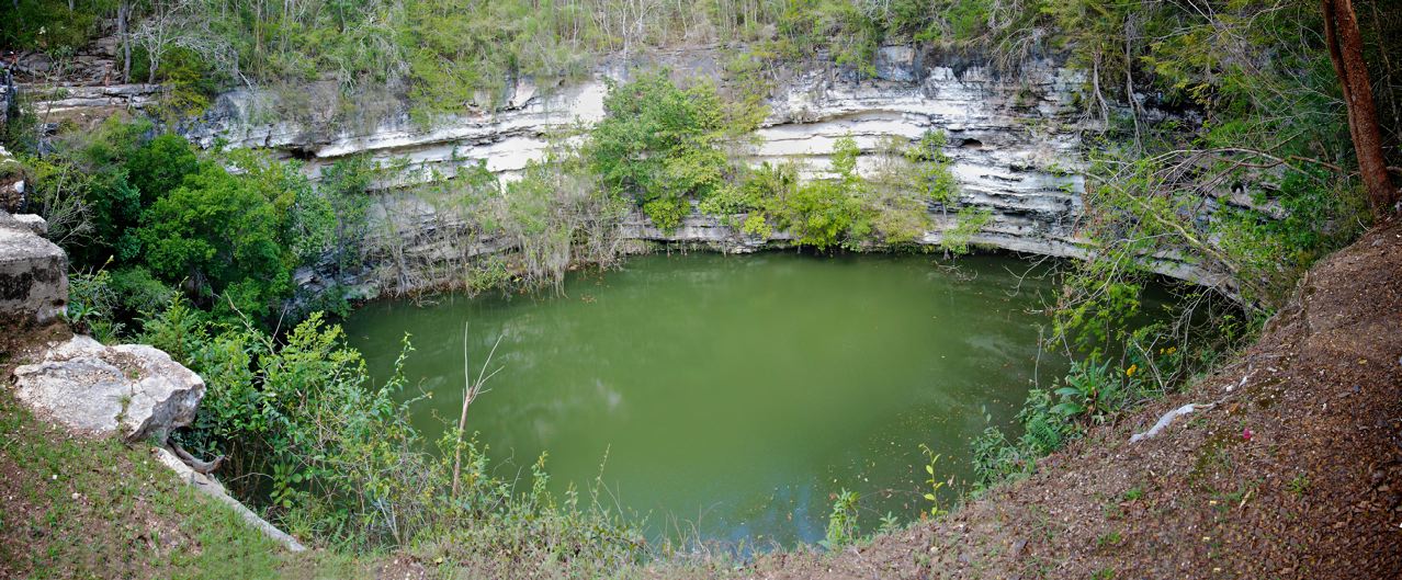 Cenote de los Sacrificios v Chichén Itzá, Yucatánský poloostrov, Mexiko (Autor: Emil Kehnel, CC BY 3.0)