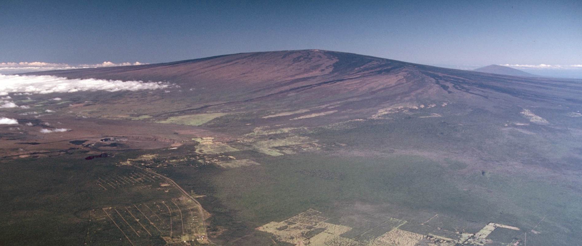 Štítová sopka Mauna Loa, největší aktivní sopka na Zemi. Fotografie z roku 1985the largest active volcano on Earth. (Credit: J.D. Griggs, USGS, volné dílo)